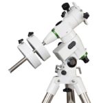 SKYMAX-150 PRO (EQ5) detail van EQ5 equatoriale montering met bedieningsknoppen en contragewichtstang onder de gemonteerde optische buis