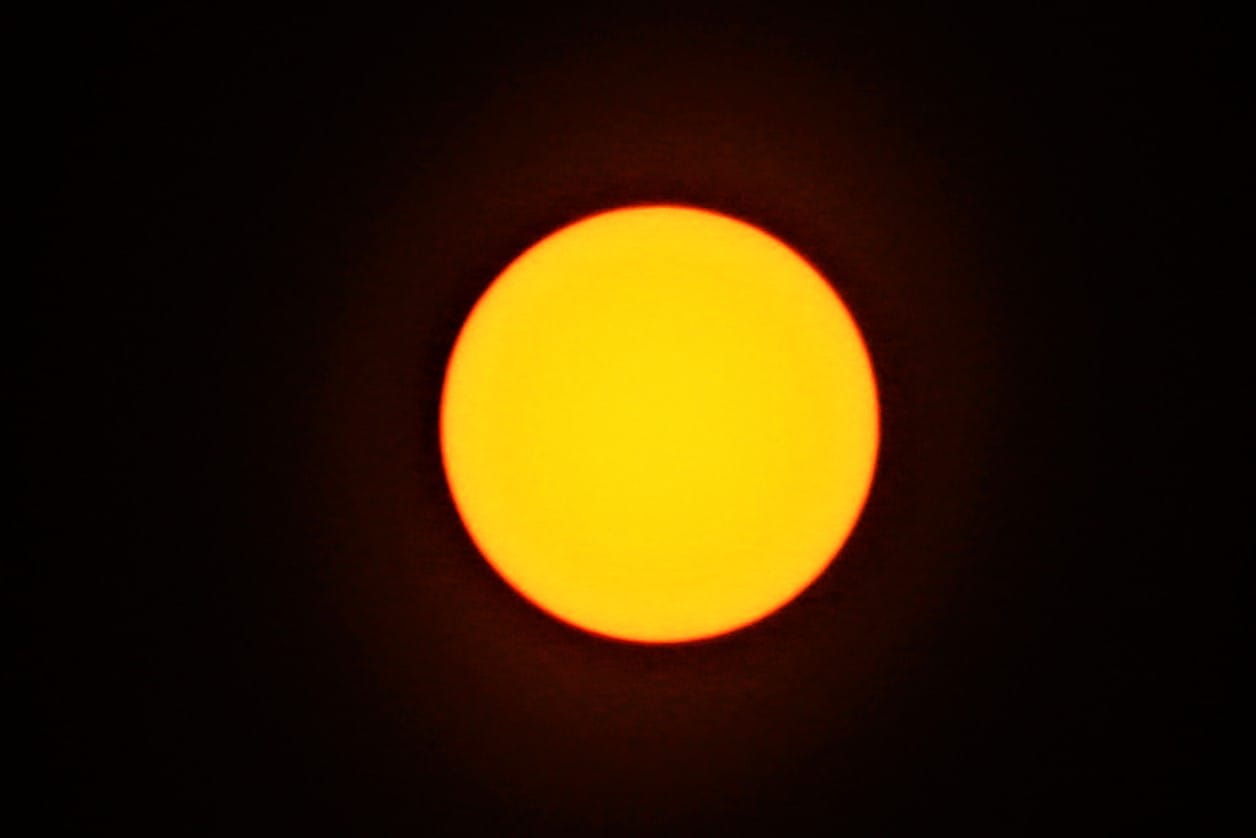 De zon door een telescoop