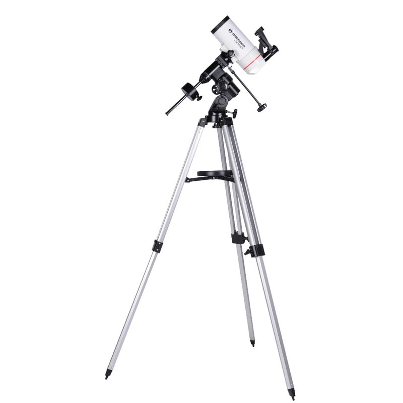 Bresser MC 90/1250 Telescoop Maksutov Messier EQ3 2 Bresser MC 90 1250 Telescoop Maksutov Messier EQ3 2 Bresser MC 90/1250 telescoopopstelling op volledig uitgeschoven statief inclusief accessoireplateau en slow-motion bediening.