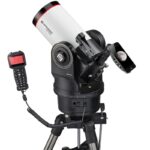 Bresser Maksutov MC 127/1900 Telescoop MCX Messier EQ/AZ GoTo (3) Bresser Maksutov MC 127/1900 Telescoop MCX Messier EQ/AZ GoTo vooraanzicht met oculairhouder en rode GoTo-controller.
