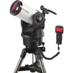 Bresser Maksutov MC 127/1900 Telescoop MCX Messier EQ/AZ GoTo (1) Bresser Maksutov MC 127/1900 Telescoop MCX Messier EQ/AZ GoTo op aluminium statief met gemonteerde GoTo-handcontroller.