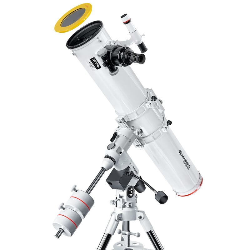 Bresser N 150/1200 Telescoop Messier Hexafoc EXOS-2 1 Bresser N 150 1200 Telescoop Messier Hexafoc EXOS 2 1 Bresser N 150/1200 telescoop met grote buis gemonteerd op robuuste EXOS-2 statief en tegengewicht, zijaanzicht.