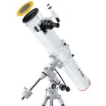 Bresser N 1501200 Telescoop Messier Hexafoc EXOS-1 (1) Bresser N 150/1200 telescoop met Hexafoc-focuser en accessoires gemonteerd op EXOS-1 montering, zijaanzicht.