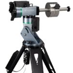 Bresser 5 AZ EQ Montering Nebula GoTo Wi-Fi (5) Bresser 5 AZ/EQ zijaanzicht van statief en montering met poolzoekerbehuizing