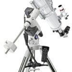 Bresser AC 152 1200 EXOS-2 Telescoop Messier Hexafoc GoTo (4) Bresser AC 152/1200 EXOS-2 8×50 optische zoeker gemonteerd op de tubus