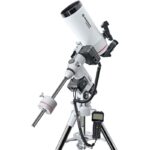 Bresser MC 100 1400 EXOS-2 Telescoop Maksutov Messier GoTo (1) Bresser MC 100/1400 EXOS-2 op stabiele EXOS-2 montering met gemonteerd contragewicht en GoTo-handcontroller