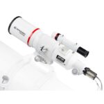 Bresser-Messier-Prismaklem-voor-Vixen-Style Bresser Messier Prismaklem gemonteerd op telescoop met parallel gemonteerde richtkijker