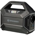 Bresser Mobile Power Station 100 Watt + Zonnelader 40 Watt (10) Bresser Mobile Power Station close-up van powerbank met display, handgreep en poorten