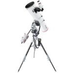 Bresser N 203 1200 Telescoop Messier Hexafoc EXOS-2 GoTo (2) Bresser N 203/1200 telescoop volledig opgesteld op EXOS-2 GoTo met handcontroller en statief