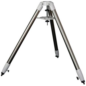 Skywatcher 3/8 inch roestvrijstalen driepootstatief volledig uitgeklapt met accessoireplateau tussen de poten
