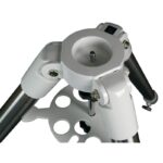 Skywatcher 38 inch Statief Roestvrij staal met bevestigingsschroef (3) Skywatcher 3/8 inch statief close-up van bovenplaat met centrale 3/8 inch bevestigingsschroef en ronde uitsparing