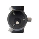 Skywatcher 90° Hoekinkijk voor poolzoeker (3) Skywatcher 90° hoekinkijk voor poolzoeker bovenaanzicht met drie kartelschroeven en centrale opening.