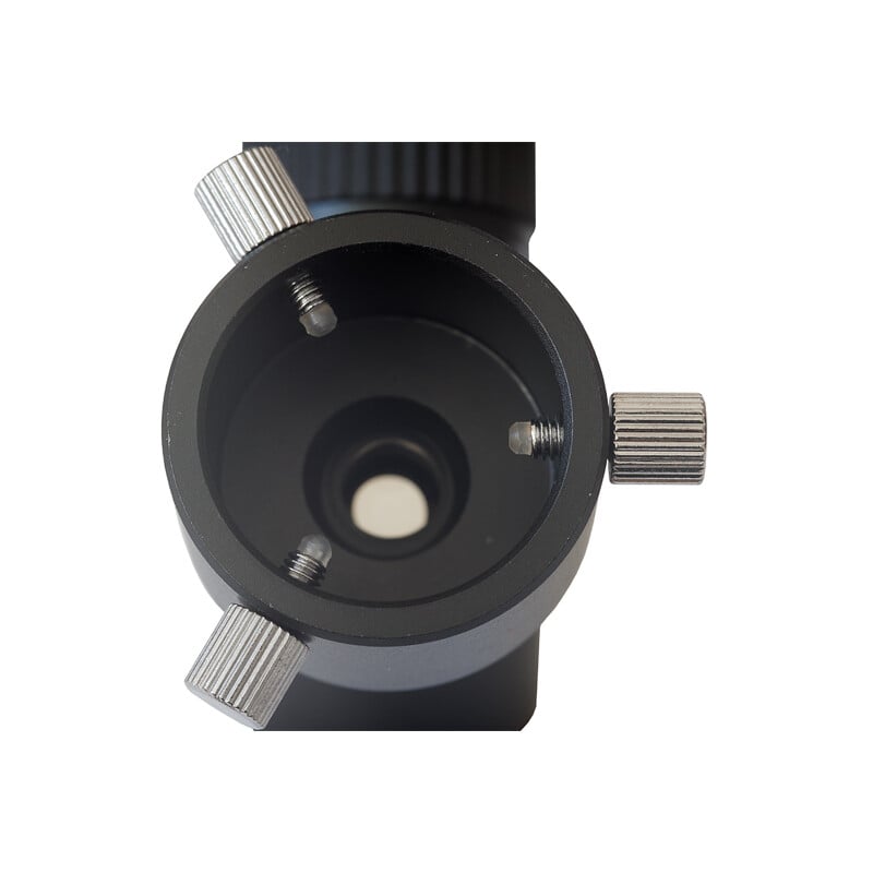 Skywatcher 90° Hoekinkijk voor poolzoeker 2 Skywatcher 90° Hoekinkijk voor poolzoeker 3 Skywatcher 90° hoekinkijk voor poolzoeker bovenaanzicht met drie kartelschroeven en centrale opening.