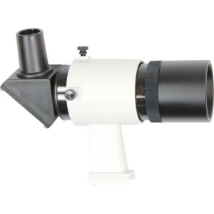 Skywatcher 9x50 zoeker gehoekte inkijk zijaanzicht met witte buis, zwarte objectiefhuls en meegeleverde montagehouder.