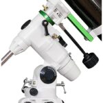 Skywatcher AC 102 1000 BD EQ3-2 Telescoop EvoStar (3) Skywatcher AC 102/1000 BD EQ3-2 close-up van EQ3-2 montering met accessoirehouder en statief