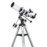 Skywatcher AC 102/500 EQ-1 zijaanzicht van telescoop met statief en accessoires