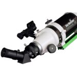 Skywatcher AC 102/500 StarTravel close-up van focuser met 1,25" 45° Amici-prisma en red dot-zoeker.