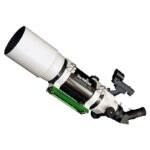 Skywatcher AC 102/500 StarTravel OTA met lange witte buis, red dot-zoeker en groene zwaluwstaart, zijaanzicht.