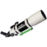 Skywatcher AC 102/500 StarTravel refractor schuin van boven met buisringen en Vixen-zwaluwstaart op witte achtergrond.
