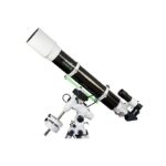 Skywatcher AC 120 1000 EQ-3 Telescoop EvoStar Pro SynScan GoTo (1) Skywatcher AC 120/1000 EQ-3 complete refractortelescoop op EQ-3-montering met contragewichten en aluminium statief in zijaanzicht.