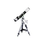 Skywatcher AC 120 1000 EQ-3 Telescoop EvoStar Pro SynScan GoTo (2) Skywatcher AC 120/1000 EQ-3 refractortelescoop op driepootstatief schuin omhoog gericht met dauwkap en zoeker zichtbaar.