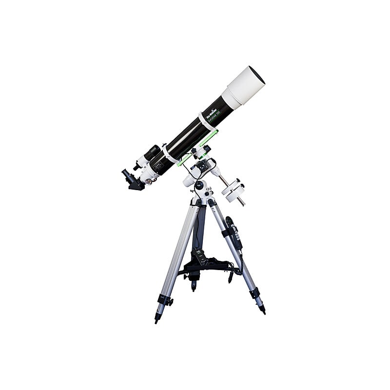 Skywatcher AC 120/1000 EQ-3 Telescoop EvoStar Pro SynScan GoTo 2 Skywatcher AC 120 1000 EQ 3 Telescoop EvoStar Pro SynScan GoTo 2 Skywatcher AC 120/1000 EQ-3 refractortelescoop op driepootstatief schuin omhoog gericht met dauwkap en zoeker zichtbaar.
