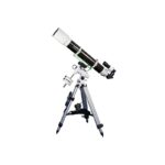 Skywatcher AC 120 1000 EQ-3 Telescoop EvoStar Pro SynScan GoTo (3) Skywatcher AC 120/1000 EQ-3 telescoopsetup op statief in vooraanzicht met lange buis, focuser en gemonteerde zoeker.