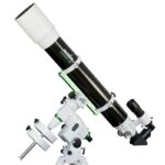 Skywatcher AC 120 1000 EQ5 complete refractortelescoop op EQ5 equatoriale montering met stalen statief in zijaanzicht.