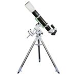 Skywatcher AC 120 1000 EQ5 telescoop op driepootstatief in equatoriale opstelling met lange buis schuin omhoog gericht voor observatie.