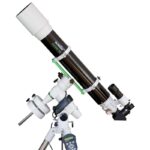 Skywatcher AC 120 1000 EQ5 Telescoop EvoStar Pro SynScan GoTo (1) Skywatcher AC 120/1000 EQ5 refractortelescoop op EQ5 Pro SynScan GoTo-montering met stalen statief in zijaanzicht.