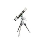 Skywatcher AC 120 1000 EQ5 Telescoop EvoStar Pro SynScan GoTo (2) Skywatcher AC 120/1000 EQ5 complete GoTo-telescoopopstelling op driepootstatief frontaal opgesteld voor observatie.