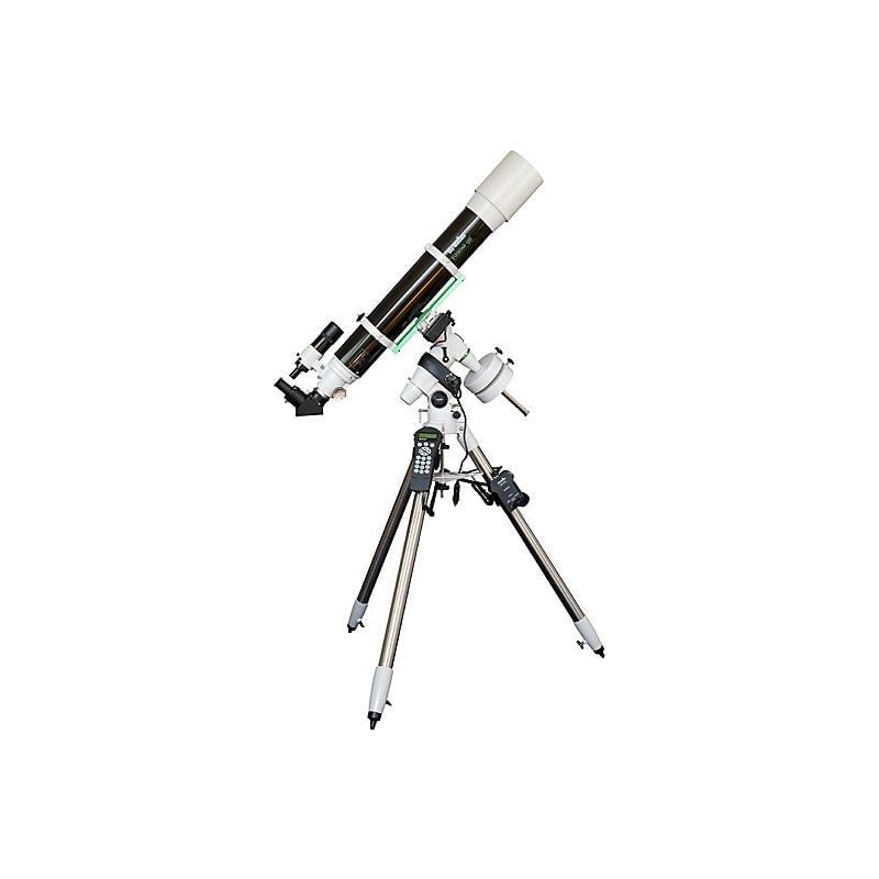 Skywatcher AC 120/1000 EQ5 Telescoop EvoStar Pro SynScan GoTo 2 Skywatcher AC 120 1000 EQ5 Telescoop EvoStar Pro SynScan GoTo 2 Skywatcher AC 120/1000 EQ5 complete GoTo-telescoopopstelling op driepootstatief frontaal opgesteld voor observatie.