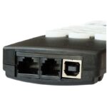 Skywatcher AC 120 1000 EQ5 Telescoop EvoStar Pro SynScan GoTo (5) Skywatcher AC 120/1000 EQ5 aansluitbox close-up met voedingsaansluiting en datapoorten voor SynScan-systeem.