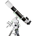 Skywatcher AC 120 1000 HEQ5 Telescoop EvoStar Pro SynScan GoTo (2) Skywatcher AC 120/1000 HEQ5 refractortelescoop op HEQ-5 Pro SynScan GoTo-montering met stalen statief in zijaanzicht.