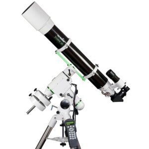 Skywatcher AC 120/1000 HEQ5 refractortelescoop op HEQ-5 Pro SynScan GoTo-montering met stalen statief in zijaanzicht.