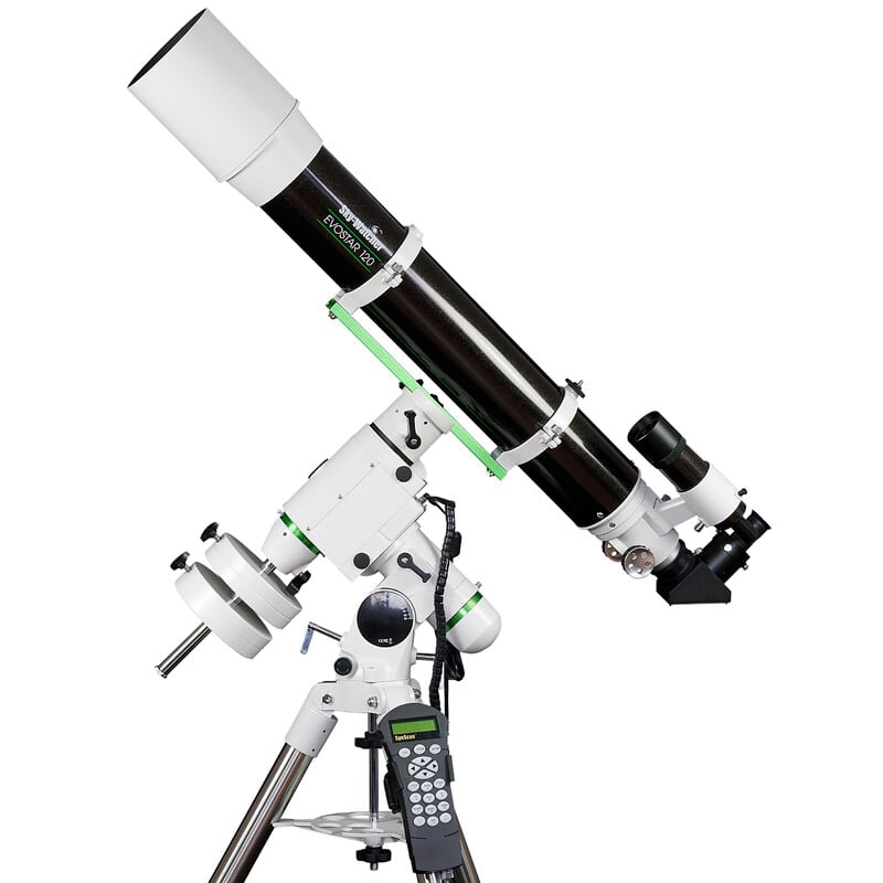 Skywatcher AC 120/1000 HEQ5 Telescoop EvoStar Pro SynScan GoTo 1 Skywatcher AC 120 1000 HEQ5 Telescoop EvoStar Pro SynScan GoTo 2 Skywatcher AC 120/1000 HEQ5 refractortelescoop op HEQ-5 Pro SynScan GoTo-montering met stalen statief in zijaanzicht.