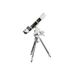 Skywatcher AC 120 1000 HEQ5 Telescoop EvoStar Pro SynScan GoTo (3) Skywatcher AC 120/1000 HEQ5 complete GoTo-telescoopopstelling op driepootstatief frontaal opgesteld voor observatie.