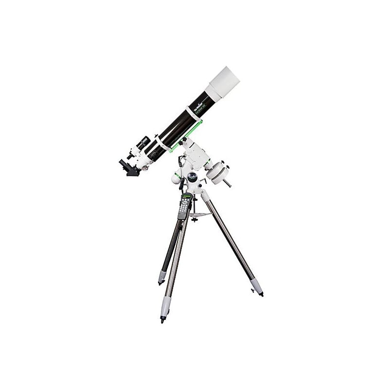 Skywatcher AC 120/1000 HEQ5 Telescoop EvoStar Pro SynScan GoTo 2 Skywatcher AC 120 1000 HEQ5 Telescoop EvoStar Pro SynScan GoTo 3 Skywatcher AC 120/1000 HEQ5 complete GoTo-telescoopopstelling op driepootstatief frontaal opgesteld voor observatie.