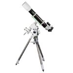 Skywatcher AC 120 1000 HEQ5 Telescoop EvoStar Pro SynScan GoTo (4) Skywatcher AC 120/1000 HEQ5 complete GoTo-telescoopopstelling op driepootstatief frontaal opgesteld voor observatie.