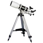 Skywatcher AC 120/600 AZ-3 zijaanzicht van telescoop met focuser, zoeker en statief