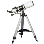 Skywatcher AC 120/600 AZ-3 vooraanzicht van complete telescoopset met statief en accessoires