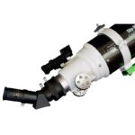 Skywatcher AC 120 600 EQ3-2 Telescoop StarTravel (5) Skywatcher AC 120/600 EQ3-2 detailopname van focuser met 1,25 inch 45 graden amici-prisma, oculair en gemonteerde red dot-zoeker.