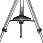 Skywatcher AC 120 600 EQ3-2 Telescoop StarTravel (6) Skywatcher AC 120/600 EQ3-2 aluminium statief close-up met accessoireplateau, verstelbare poten en vergrendelklemmen.