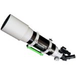Skywatcher AC 120/600 StarTravel OTA lange witte refractor met dauwkap, red dot-zoeker en groene Vixen-zwaluwstaart, zijaanzicht.
