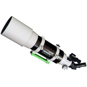 Skywatcher AC 120/600 StarTravel OTA lange witte refractor met dauwkap, red dot-zoeker en groene Vixen-zwaluwstaart, zijaanzicht.