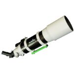 Skywatcher AC 120/600 StarTravel refractor schuin zijaanzicht met buisringen, dauwkap en zwarte lenscel op witte buis.