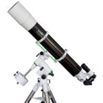 Skywatcher AC 150 1200 EQ5 Telescoop EvoStar (2) Skywatcher AC 150/1200 EQ5 lange refractortelescoop op EQ5 equatoriale montering met stalen statief in zijaanzicht.