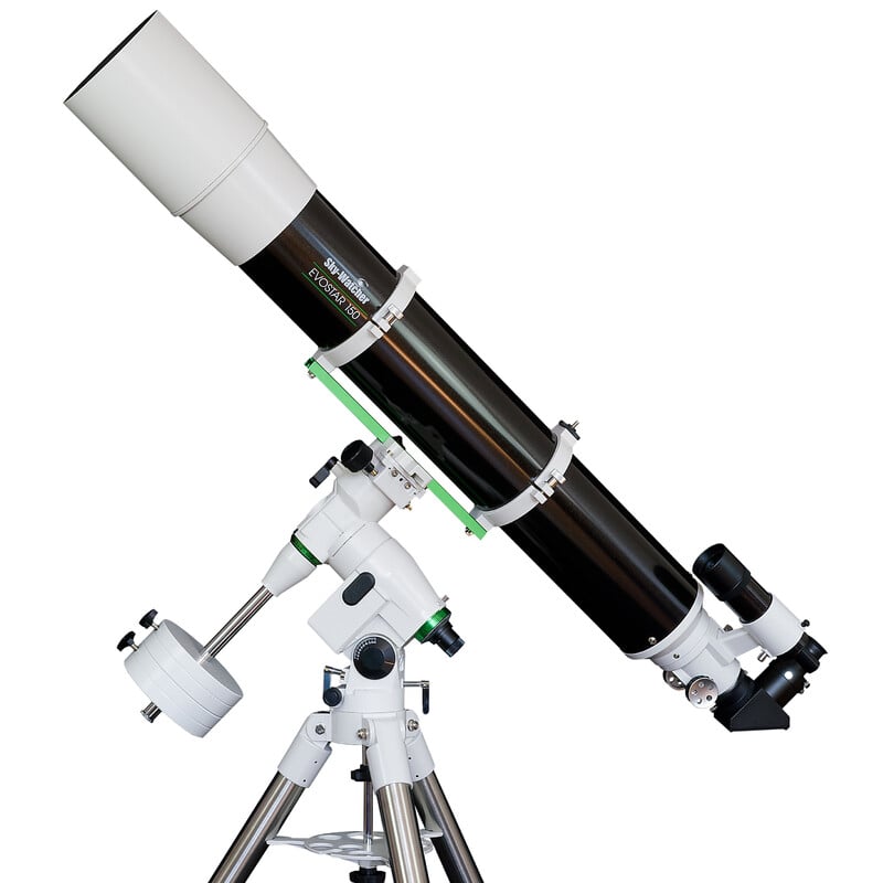 Skywatcher AC 150/1200 EQ5 Telescoop EvoStar 1 Skywatcher AC 150 1200 EQ5 Telescoop EvoStar 2 Skywatcher AC 150/1200 EQ5 lange refractortelescoop op EQ5 equatoriale montering met stalen statief in zijaanzicht.