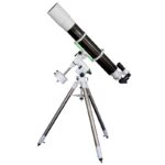 Skywatcher AC 150 1200 EQ5 Telescoop EvoStar (3) Skywatcher AC 150/1200 EQ5 complete telescoopopstelling op driepootstatief schuin omhoog gericht voor observatie.
