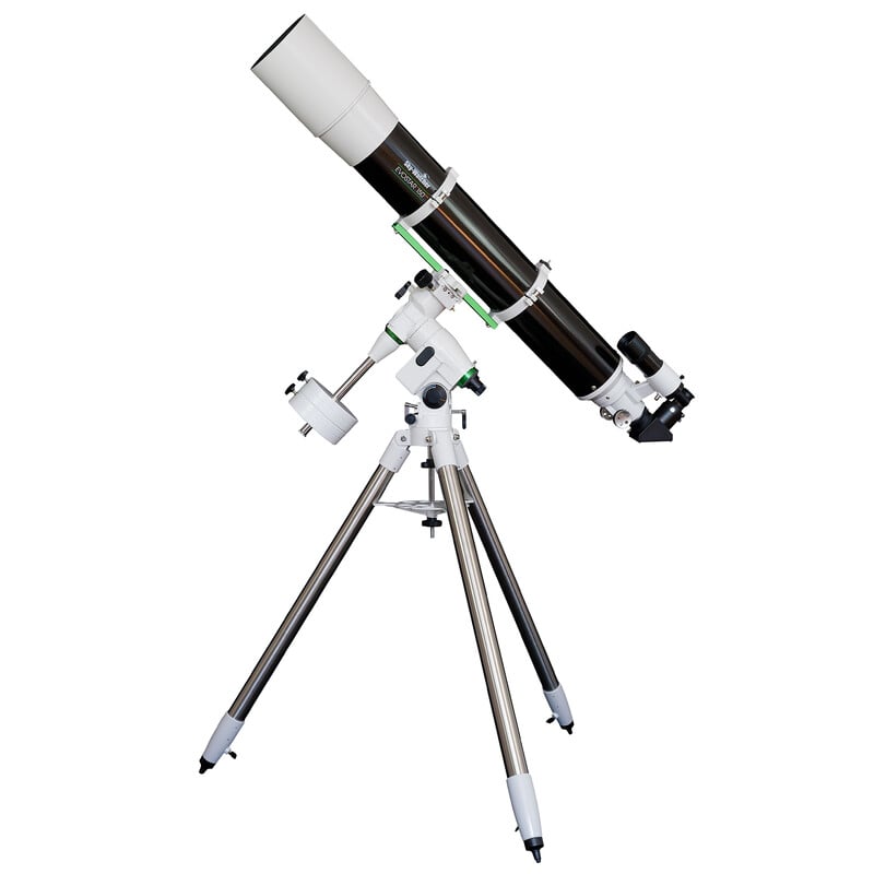 Skywatcher AC 150/1200 EQ5 Telescoop EvoStar 2 Skywatcher AC 150 1200 EQ5 Telescoop EvoStar 3 Skywatcher AC 150/1200 EQ5 complete telescoopopstelling op driepootstatief schuin omhoog gericht voor observatie.